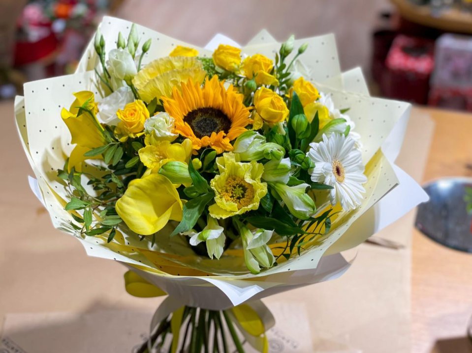 Svieža žltá jarná kytica