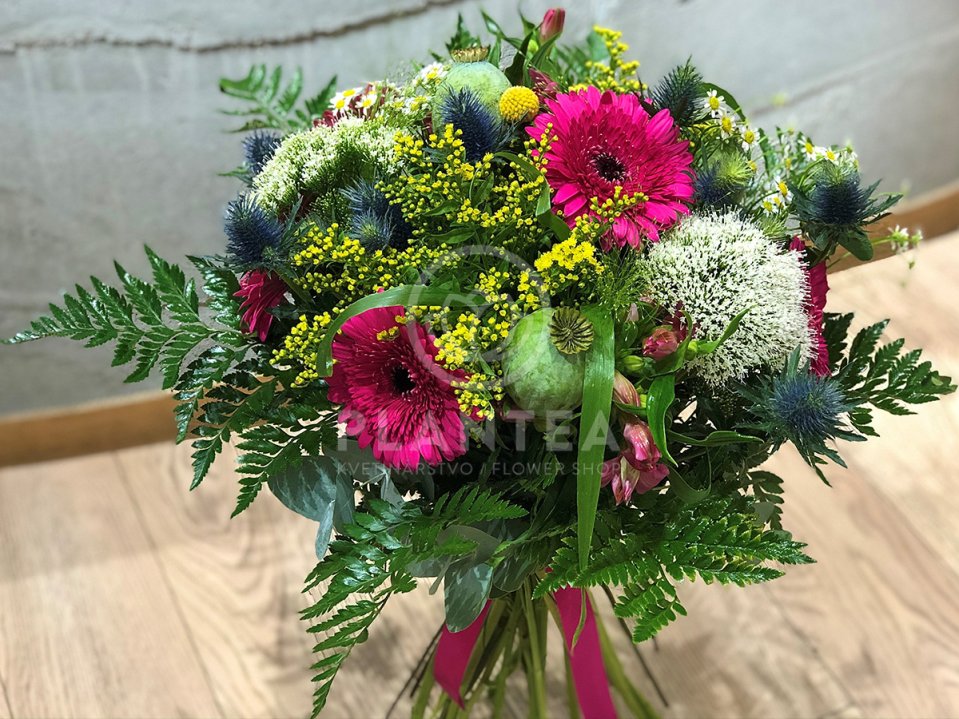 Kytica s gerberami a makovicami