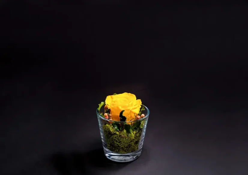 Stabilizovaná ruža v sklenenej nádobke - Farba: Žltá