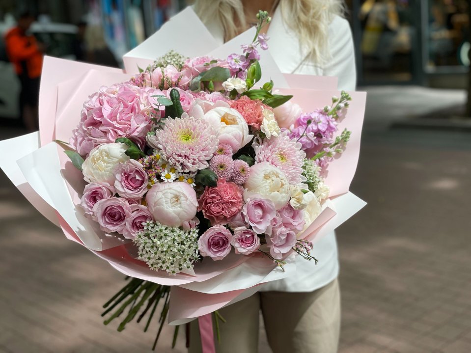 Letná ružová s hortenziami a pivonkami