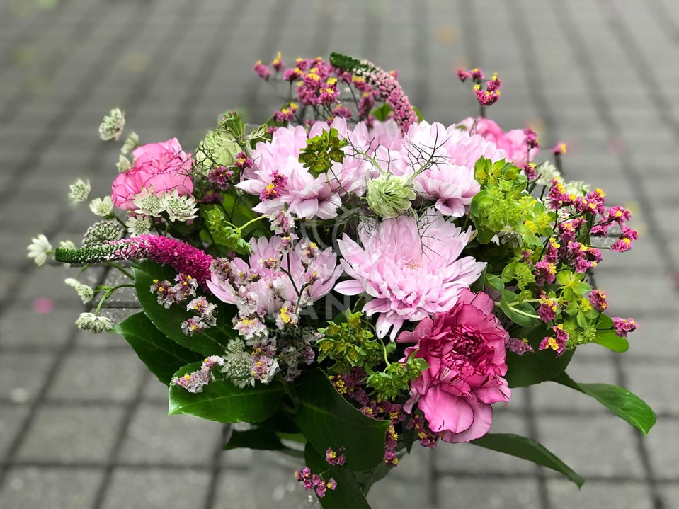 Malá záhradná kytica s chryzantémou