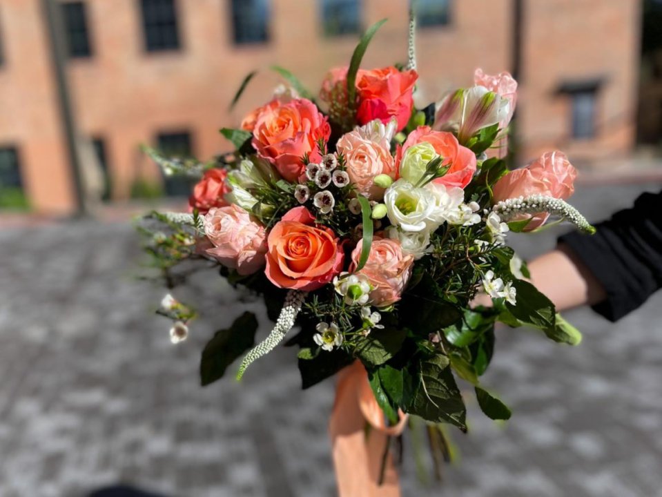 Kytica pastelovo-oranžová s ružami
